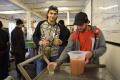 Zwei junge Männer trinken Apfelsaft. | Foto: Wangeliner Workcamps