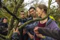 Marlene erklärt den Obstbaumschnitt, sie steht neben einem Apfelbaum, umgeben von Teilnehmenden. | Foto: Hendrik Silbermann (ARTWORKs)