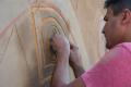 Anwenden der Sgraffito-Technik durch einen jungen Mann. | Foto: Hendrik Silbermann (ARTWORKs)