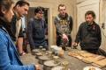 Workcamp-Teilnehmende experimentieren mit Lehm. | Foto: Hendrik Silbermann (ARTWORKs)