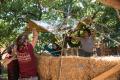 Bauen einer Notunterkunft durch Upcycling-Teilnehmende aus Strohballen, Rettungsdecke und weiteren Materialien. | Foto: Hendrik Silbermann (ARTWORKs)