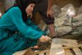 Eine Teilnehmerin sägt eine Holz-Stapelpalette zu. | Foto: Hendrik Silbermann (ARTWORKs)