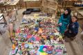 Gestaltung der Toilettenwand mit Schallplatten-Covern durch Upcycling-Teilnehmende. | Foto: Hendrik Silbermann (ARTWORKs)