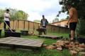 Workcamp-Teilnehmende beim Lehmbackofenbau