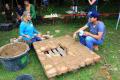 Workcamp-Teilnehmende beim Lehmofenbau