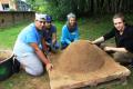 Workcamp-Teilnehmende beim Lehmofenbau