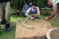Workcamp-Teilnehmende beim Lehmofenbau