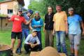 Workcamp-Teilnehmende beim Lehmofenbau.