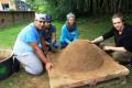 Workcamp-Teilnehmende beim Lehmofenbau