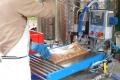 Abfüllen von frischem Apfelsaft in eine Folie an der Mosterei. | Foto: Wangeliner Workcamps