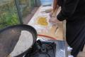 n und Backen in der Rezeptwerkstatt. Eine junge Frau formt Teigtaschen. | Foto: Wangeliner Workcamps