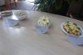 Verkostung der Apfelprodukte, entstandene Kuchen und Obstprodukte stehen auf einem Tisch. | Foto: Wangeliner Workcamps