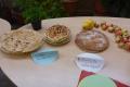 Verkostung der Apfelprodukte, entstandene Kuchen und Obstprodukte stehen auf einem Tisch. | Foto: Wangeliner Workcamps