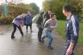 Jugendliche rennen und spielen heiter. | Foto: Wangeliner Workcamps