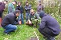 Holger Zimmermann erklärt den Teilnehmenden im Wangeliner Garten das Pflanzen von Obstbäumen. | Foto: Wangeliner Workcamps