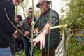 Holger Zimmermann erklärt den Obstbaumschnitt. | Foto: Wangeliner Workcamps