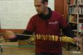 Apfelringe werden von einem Teilnehmer aufgehängt. | Foto: Wangeliner Workcamps