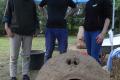 Workcamp-Teilnehmende bauen einen Lehmbackofen.