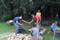 Workcamp-Teilnehmende beim Lehmofenbau.