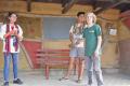Die Teilnehmenden stehen in der Bushaltestelle in Wangelin, welche sie während des Workcamps farblich verschönerten. | Foto: Hendrik Silbermann (ARTWORKs)