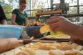 Kuchenbacken beim Wangeliner Workcamp Obstmanufaktur